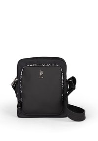 Svart meddelandeväska med texturerad yta, silverfärgad hårdvara, en kontrasterande axelrem med vit text och en logo-detalj framtill.