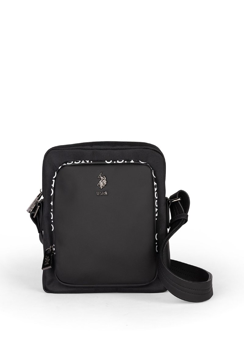 Svart meddelandeväska med texturerad yta, silverfärgad hårdvara, en kontrasterande axelrem med vit text och en logo-detalj framtill.