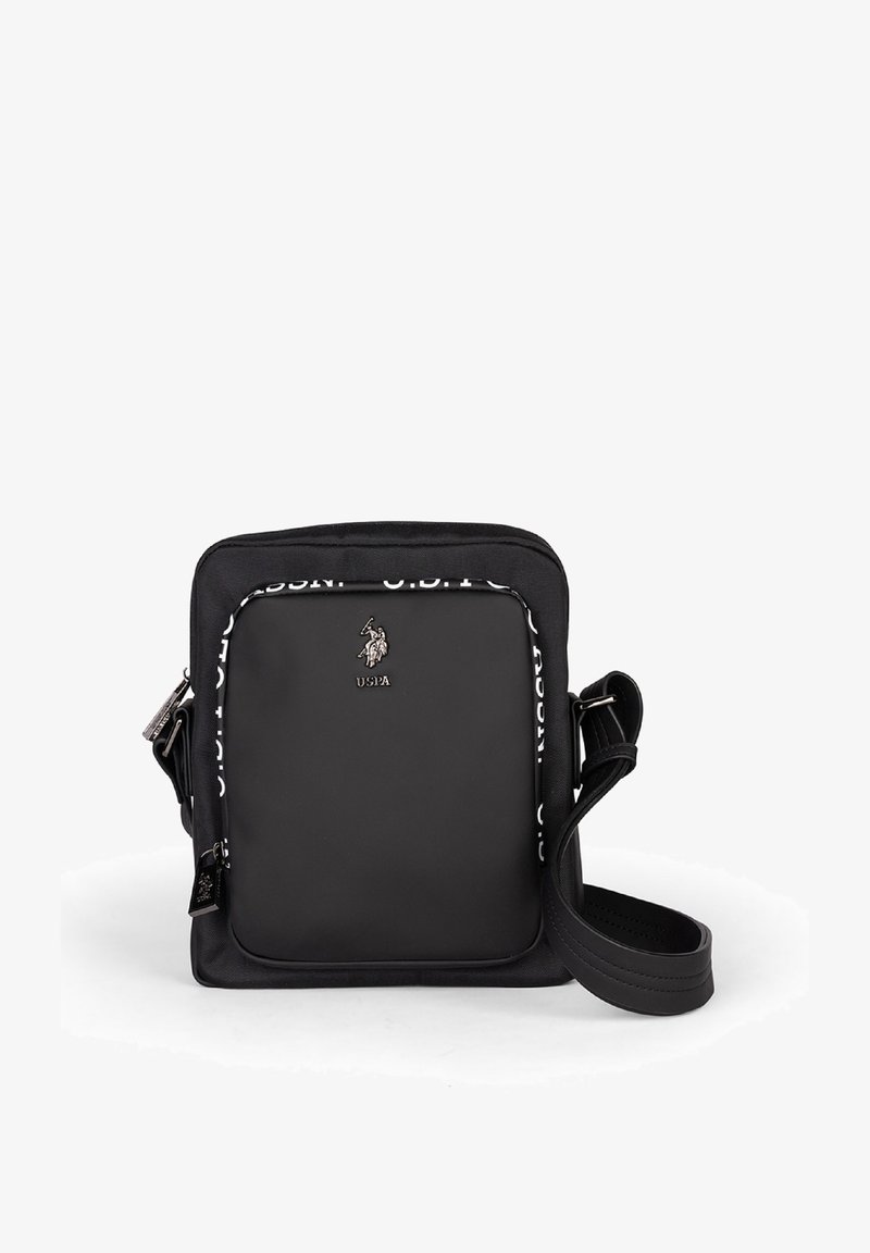 Svart meddelandeväska med texturerad yta, silverfärgad hårdvara, en kontrasterande axelrem med vit text och en logo-detalj framtill.