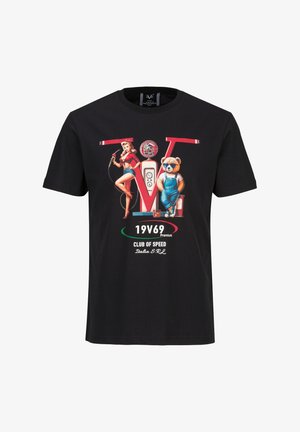 Zwart T-shirt met een vintage pin-up vrouw die een benzinepistool vasthoudt, een teddybeer in een tuinbroek, en de tekst "19V69 Club of Speed Italia S.R.L.".