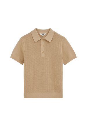 Polo de punto beige de manga corta con panel delantero texturizado, tapeta con tres botones y cuello y puños acanalados.