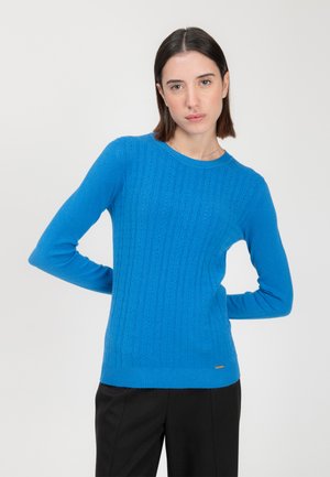 Blauer gestrickter Pullover mit langen Ärmeln, der eine gerippte Textur und ein dezentes Rautenmuster aufweist. Logodetail am Saum.