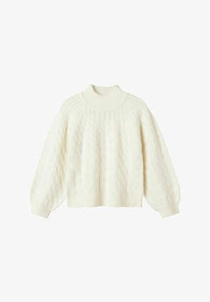 Pull en tricot blanc avec un col haut, des manches ballon et des poignets côtelés. Présente un motif texturé sur l'ensemble du tissu.