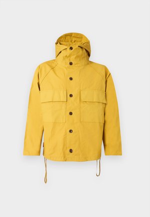 Giacca impermeabile gialla con cappuccio, due tasche frontali e bottoni marroni. Presenta un taglio dritto e un cordoncino regolabile all'orlo.