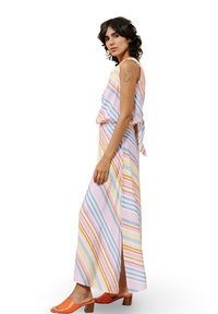 Gestreiftes Maxi-Kleid in Pastellfarben mit Rundhalsausschnitt, Bindegürtel und seitlichem Schlitz. Kombiniert mit orangefarbenen Blockabsatzsandalen.