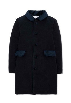 Cappotto nero al ginocchio con maniche lunghe, colletto in velluto, tasche con patta in velluto e bottoni coperti sul davanti.