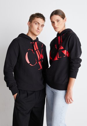 REGULAR HOODIE SCATTERED LOGO UNISEX - Pusa - black