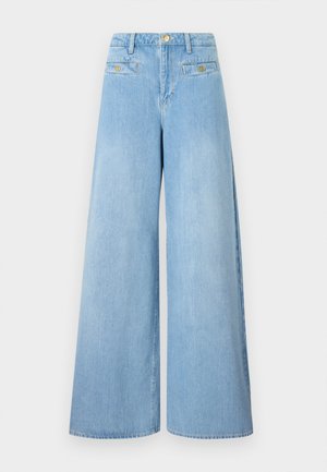 Jean large taille haute bleu clair avec poches à rabat sur le devant et détails de boutons dorés sur un fond uni.