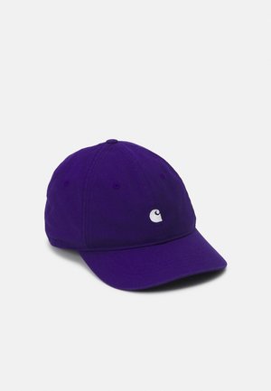 Casquette de baseball violette avec une visière courbée et un petit logo blanc brodé à l'avant, présentée sur fond blanc.