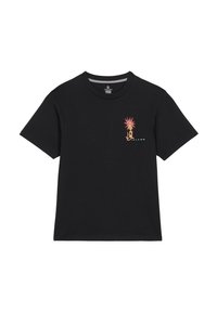 Camiseta de algodón negra con un pequeño diseño gráfico colorido en el lado izquierdo del pecho, que incluye un estallido solar y tipografía estilizada.
