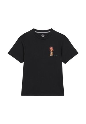 Camiseta de algodón negra con un pequeño diseño gráfico colorido en el lado izquierdo del pecho, que incluye un estallido solar y tipografía estilizada.