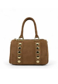 Sac à main en daim marron avec deux poignées et deux sangles verticales décorées de six clous ronds dorés de chaque côté.