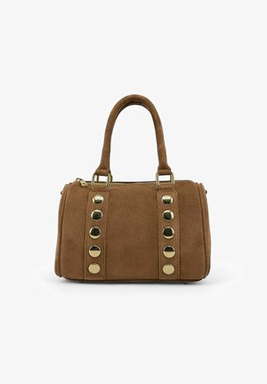 Sac à main en daim marron avec deux poignées et deux sangles verticales décorées de six clous ronds dorés de chaque côté.