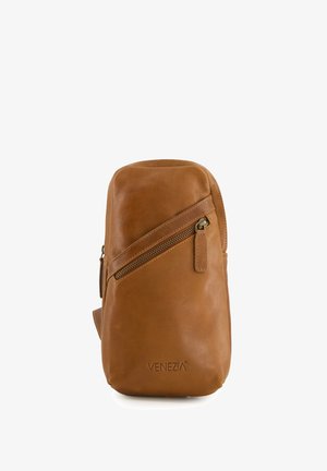 Hnědá kožená křížová taška s hladkou texturou, vybavená diagonálním zipem a značkovým logem na dně. Kompaktní a strukturovaný design.