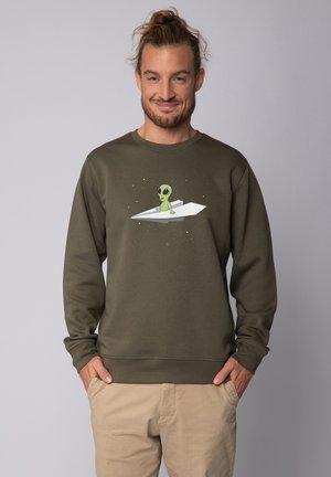 Olijfgroen sweatshirt met een ronde hals lijn, featuring een cartoonalien op een papieren vliegtuigje. Zachte stof, relaxte pasvorm en lange mouwen.