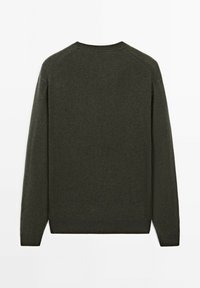 Maglione verde scuro con scollatura a girocollo, maniche lunghe raglan e una finitura morbida e testurizzata. Design minimalista, senza motivi né decorazioni.