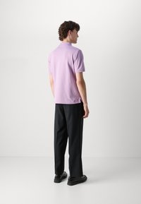GANT CONTRAST RUGGER - Polo marškinėliai - orchid lilac