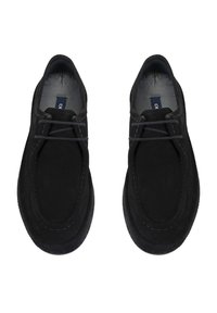 Chaussures en daim noir avec un bout arrondi, un laçage simple et des coutures contrastées le long des bords. Doublure intérieure douce visible.