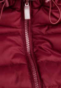 Bordeauxkleurige puffer vest met een gevoerde textuur, voorzien van een centrale rits en verstelbare trekkoorden bij de kraag voor het aanpassen van de pasvorm.