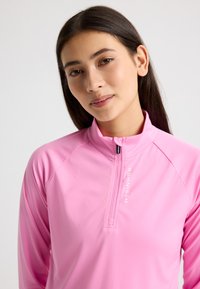Vierteil-Reißverschluss Sportoberteil in leuchtendem Pink, mit langen Ärmeln, glattem synthetischen Stoff und einem Logo auf der Vorderseite.