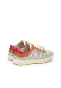 Zapatillas con parte superior de malla en crema, verde y marrón, con acentos rojos contrastantes y suelas de goma beige. Punta redondeada y diseño con cordones.