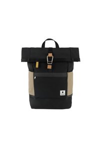 Mochila negra con cierre enrollable y acentos en beige, que incluye una hebilla plateada, un lazo de tela y un bolsillo con cremallera en la parte frontal. Logotipo en el panel frontal inferior.