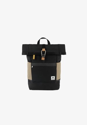 Zaino nero con chiusura a rotolo e accenti beige, dotato di una fibbia argentata, anello in tessuto e tasca frontale con zip. Logo sul pannello frontale inferiore.