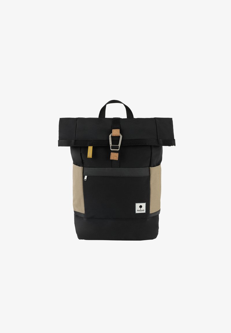 Mochila negra con cierre enrollable y acentos en beige, que incluye una hebilla plateada, un lazo de tela y un bolsillo con cremallera en la parte frontal. Logotipo en el panel frontal inferior.