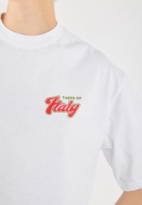 YOURTURN UNISEX - Marškinėliai su spaudiniu - bright white