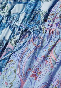 Himmelblaues Kleidergewebe mit aufwändigen Paisley-Mustern in Lila, Pink und Grün, mit geraffter Taille und Kordelzugdetails.