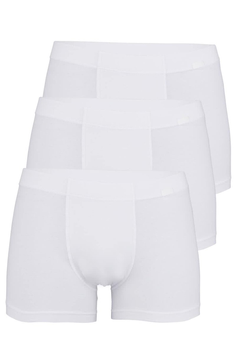 Tre par vita bomullsboxer med en mjuk midja och en åtsittande design. Slät textur, inga mönster eller synliga detaljer.