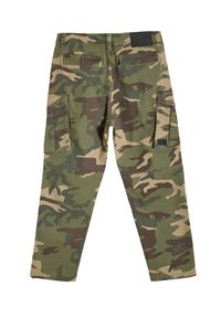 Spodnie cargo w wzór kamuflażu, z wieloma kieszeniami, luźnym krojem oraz mocnym materiałem bawełnianym w odcieniach zieleni i brązu.