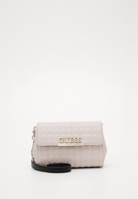 Quiltet lys rosa crossbody taske med et gyldent logo, der har en sort rem og metalhardware. Rektangulær form med klaplukning.