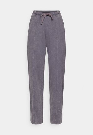 Sive, pamučne trenirke s elastičnim pojasom i podesivom vezicom. Imaju ravne nogavice i suptilnu teksturu.