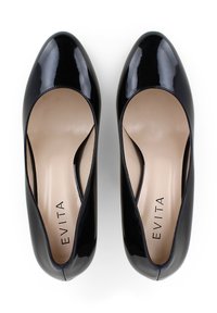 Talons hauts en cuir verni noir avec une finition lisse, bout arrondi et côtés découpés. Étiquetés "EVITA" sur la doublure beige de la semelle intérieure.