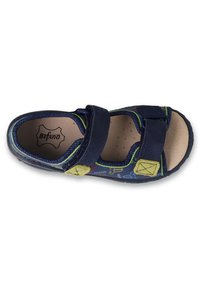 Niebieskie sandały z dwiema regulowanymi rzepami, teksturowanym materiałem, wyściełaną wkładką oraz kolorowym nadrukiem na cholewce. Gumowa podeszwa.