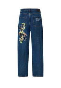 Denim-farkut tummansinisinä, rento istuvuus. Vasemmassa takataskussa on värikäs brodeeraus ja vyötäröllä musta nahkapatchi.