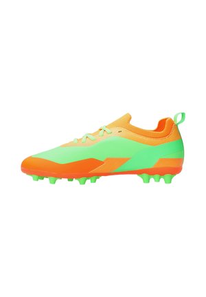 Hellgrüner und oranger Fußballschuh mit Schnürsenkeln, strukturiertem Obermaterial und Gummistollen an der Sohle, von der Seite auf weißem Hintergrund gezeigt.