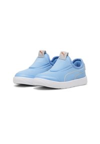 Világoskék slip-on tornacipők sima textil felsőrésszel, fehér gumitalppal, narancssárga logókkal a nyelvén és a sarkán.