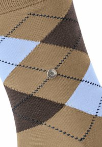 Skarpetki w brązowo-niebieskim kolorze z wzorem w romby, wykonane z teksturowanej tkaniny. Posiadają srebrny akcent logo oraz kontrastowe przeszycia wzdłuż kształtów diamentów.