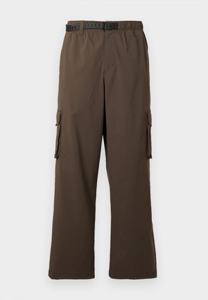 Pantalon cargo marron à coupe ample, taille élastique et deux poches latérales. Il est doté d'une ceinture noire à motifs, avec une texture lisse.