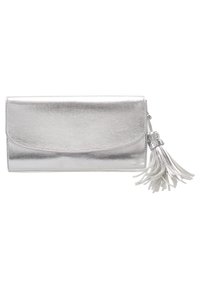 Sølvmetallic clutch med tekstureret overflade, der har en klaplukning og en hvid lædertasseledetail på siden.