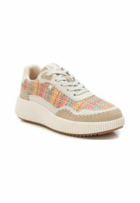Zapatilla beige con un upper de tejido texturizado en tonos multicolores. Presenta una suela gruesa y estriada con detalles de costura en contraste.