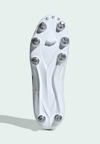 Hvid fodboldstøvle sål med et strømlinet design. Har seks metalspidser og en struktureret overflade til trækkraft. Slank og moderne udseende.