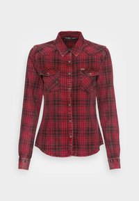 Camisa de manga larga de cuadros rojos y negros con diseño ajustado, dos bolsillos en el pecho y cierre de botones. Hecha de un tejido texturizado.