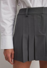 NA-KD Falda acampanada - grey