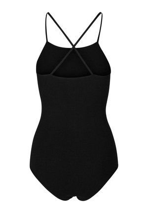 Fekete bordázott fürdőruha, amely illeszkedő kialakítással, háton keresztbe futó keskeny pántokkal és áramvonalas formával rendelkezik, ami alkalmas vízi tevékenységekre.