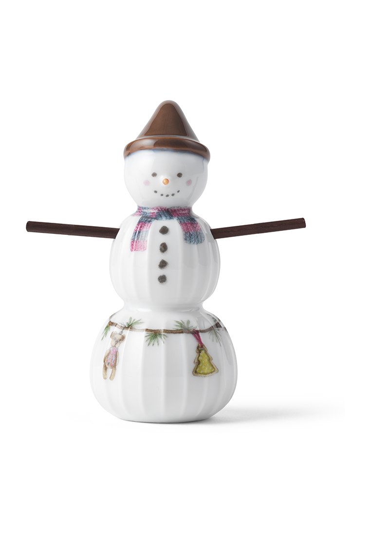 Weiße Porzellan-Schneemannfigur mit einem braunen Hut, einem Schal-Muster und schwarzen Knöpfen. Details umfassen farbenfrohe Baum- und Bärenmotive.