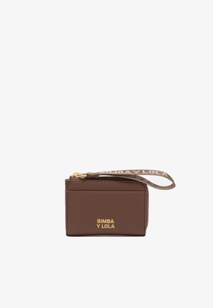 Billetera de cuero marrón con forma rectangular, texto de logotipo dorado en la parte frontal y una correa contrastante con un patrón de logotipo. Cierre de cremallera en la parte superior.