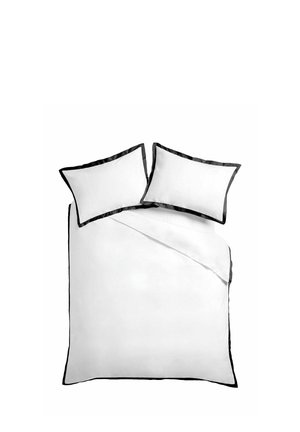 Weißer Bettbezug und zwei Kissen mit schwarzem Rand auf einem Bett, von oben auf weißem Hintergrund gezeigt.